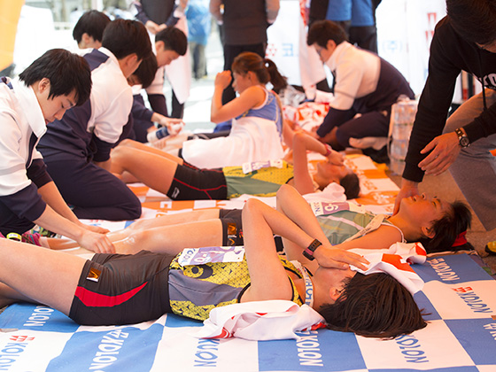 코오롱 구간 마라톤대회 - 물리치료중인 선수들